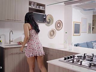 Watch this stunning Indian girl Min Galilea dance and masturbate!